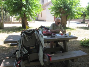 Picknicktafel onder de olmen in St-Aubin-sur-Loire